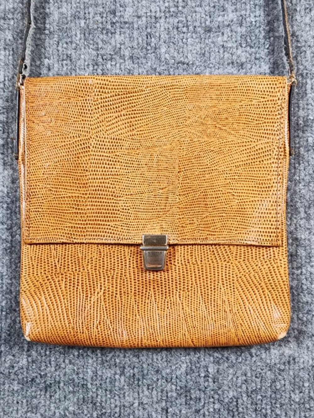 Vintage flat crossbody bag in tan lizard-embossed leather with a glossy finish,